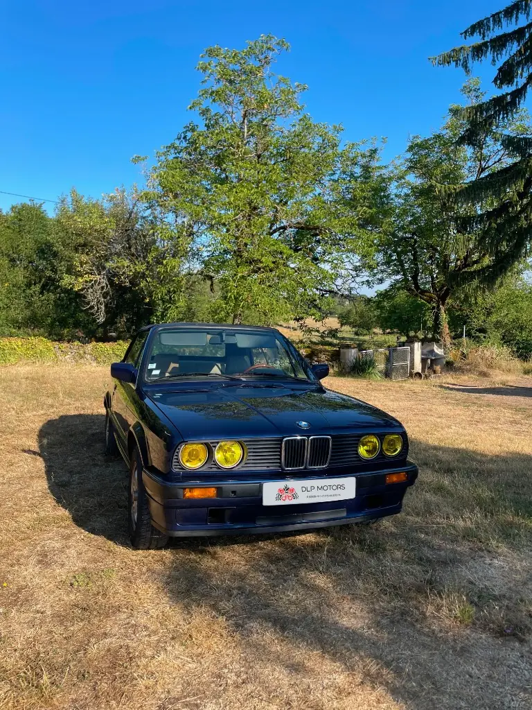 BMW E30 318i Cabriolet bleu face avant phares jaunes