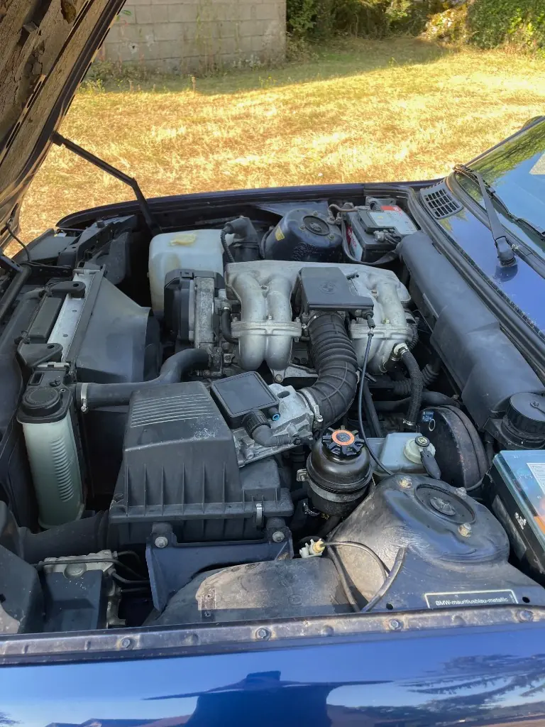Compartiment moteur BMW E30 318i après remise en état