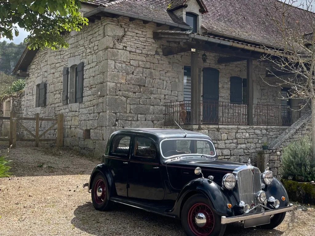 Rover P2 16 Grand Coupé Sport devant l’atelier DLP Motors à Issendolus, version Sport rare