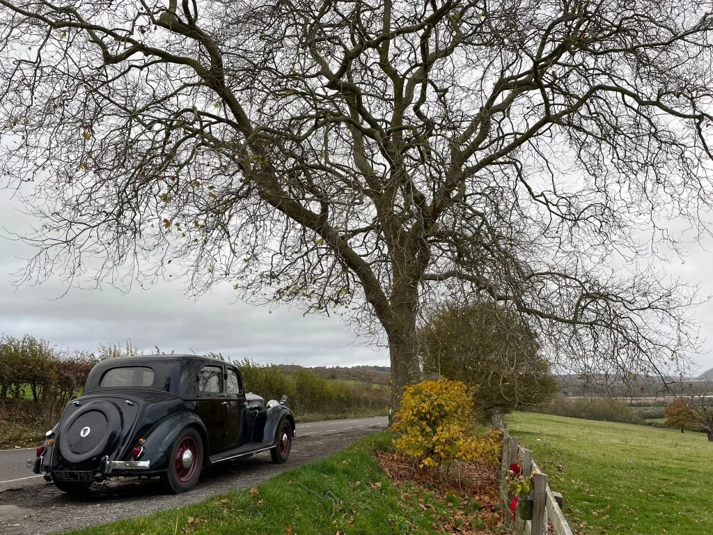 Arrière de la Rover P2 16 Grand Coupé Sport avec roue de secours et roues fil bordeaux