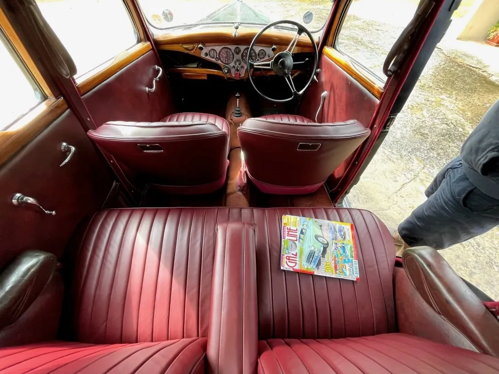 Intérieur cuir bordeaux de la Rover P2 16 Grand Coupé Sport, conduite à droite