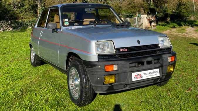 Renault 5 Alpine Turbo de face